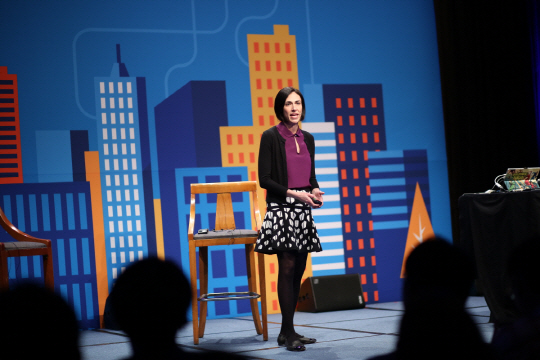 한국마이크로소프트(MS)는 3일 서울 홍은동 그랜드힐튼에서 'MS 클라우드 로드쇼'를 개최했다고 밝혔다. 이날 행사에는 IT전문가와 개발자 등 약 1200여명이 참가했으며, 한국MS는 애저, 오피스365, 윈도10 등 클라우드 서비스 구축사례를 공개했다. 니콜 허스커비츠 마케팅총괄이 클라우드 인프라를 통한 비즈니스 차별방안을 소개하고 있다.  한국MS 제공